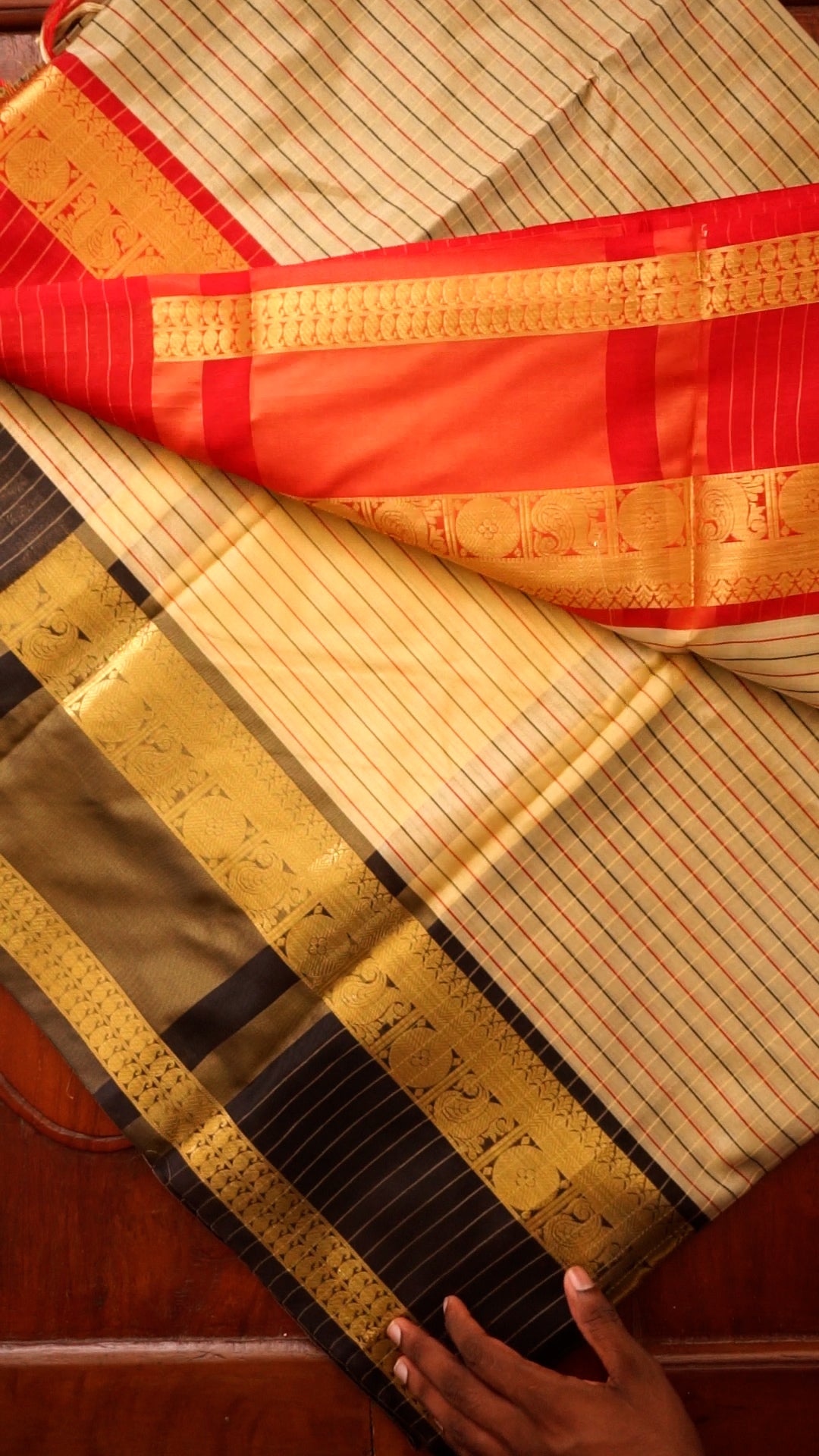 Elegant Traditional Saree with Rich Border Detailing [SDA01]