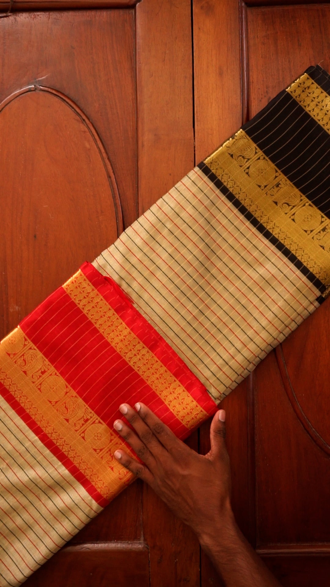 Elegant Traditional Saree with Rich Border Detailing [SDA01]
