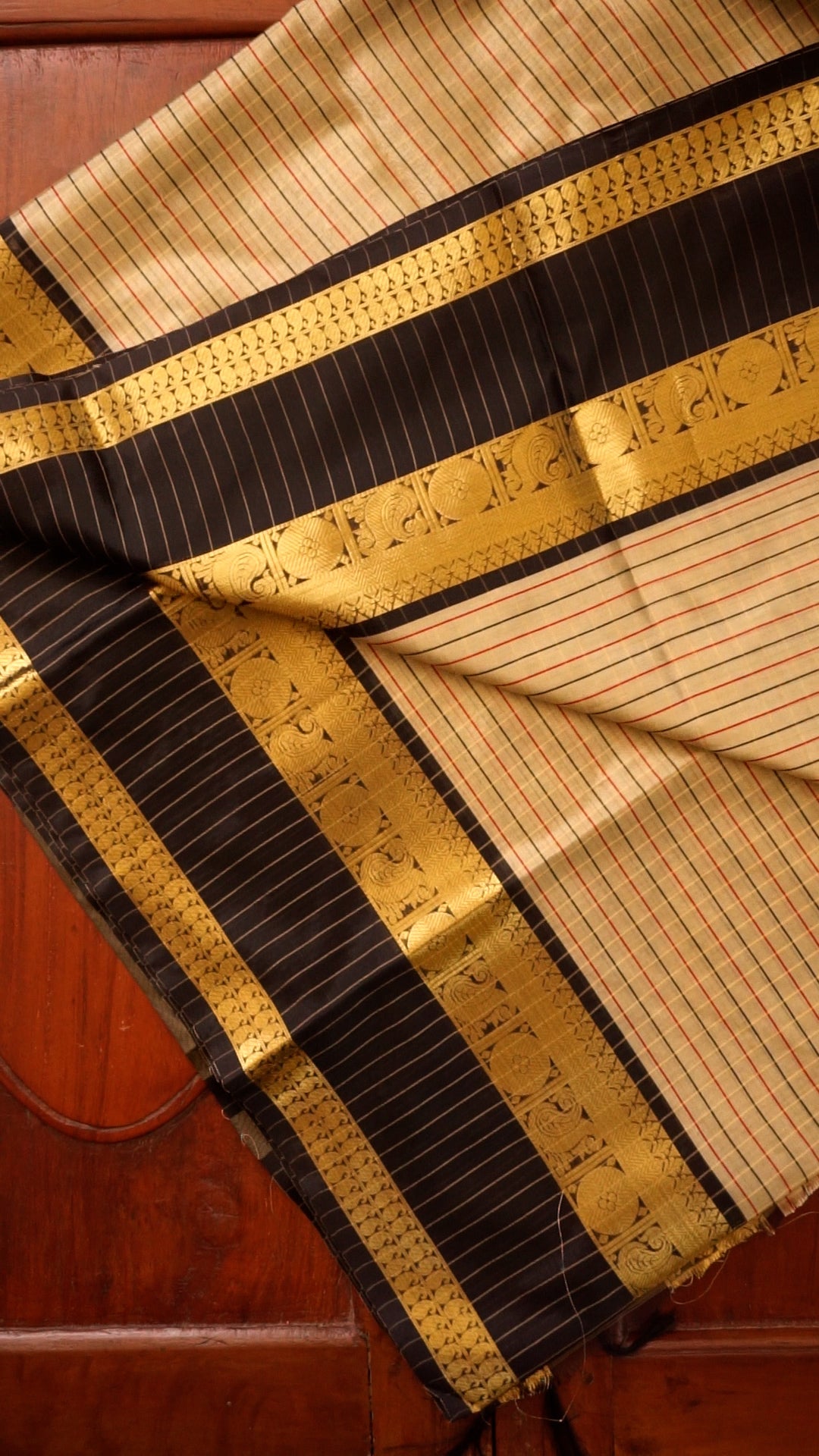 Elegant Traditional Saree with Rich Border Detailing [SDA01]