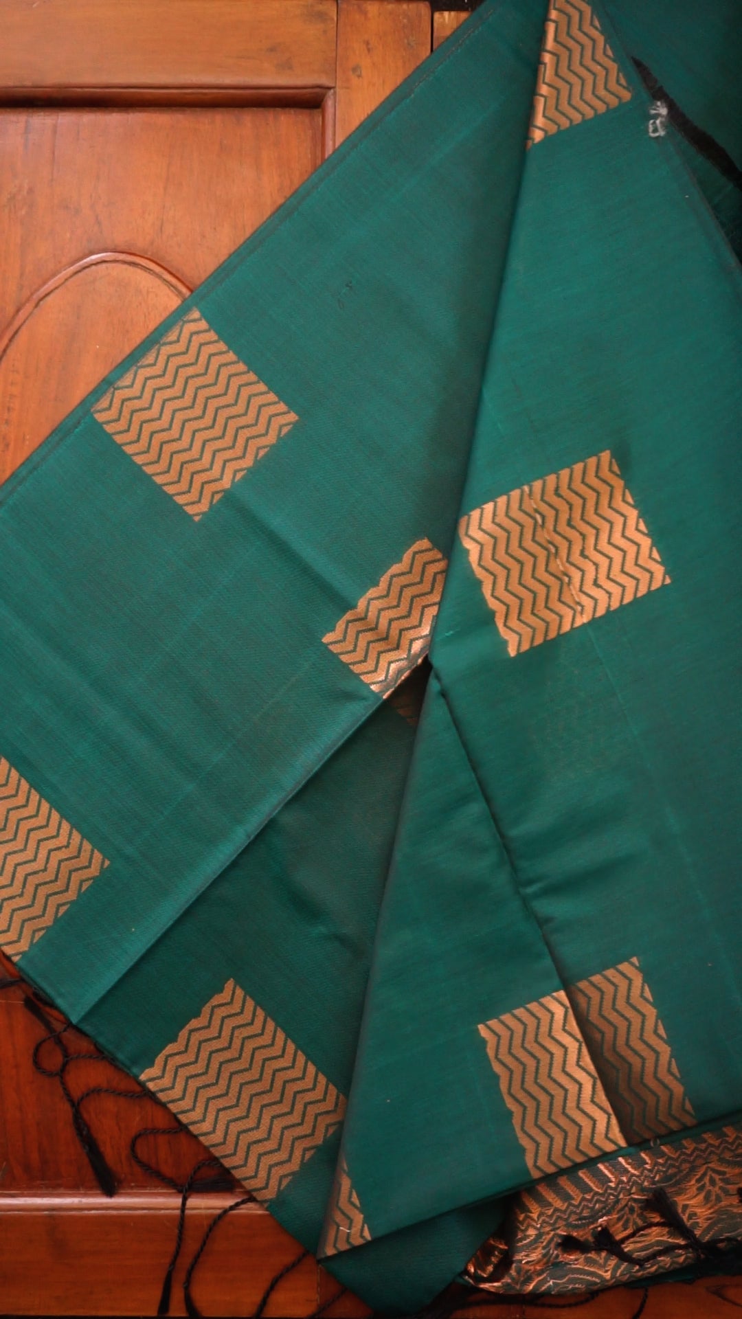 Drape yourself in timeless elegance  [SR22]