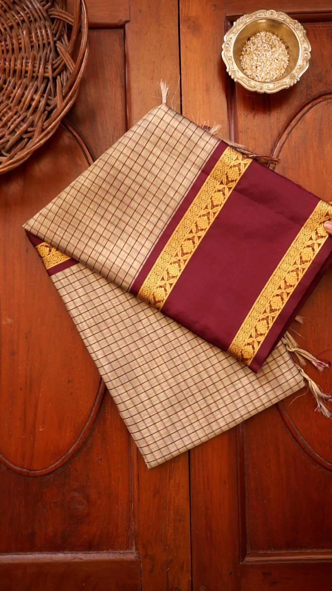 Elegant Traditional Saree with Rich Border Detailing [SDA02]