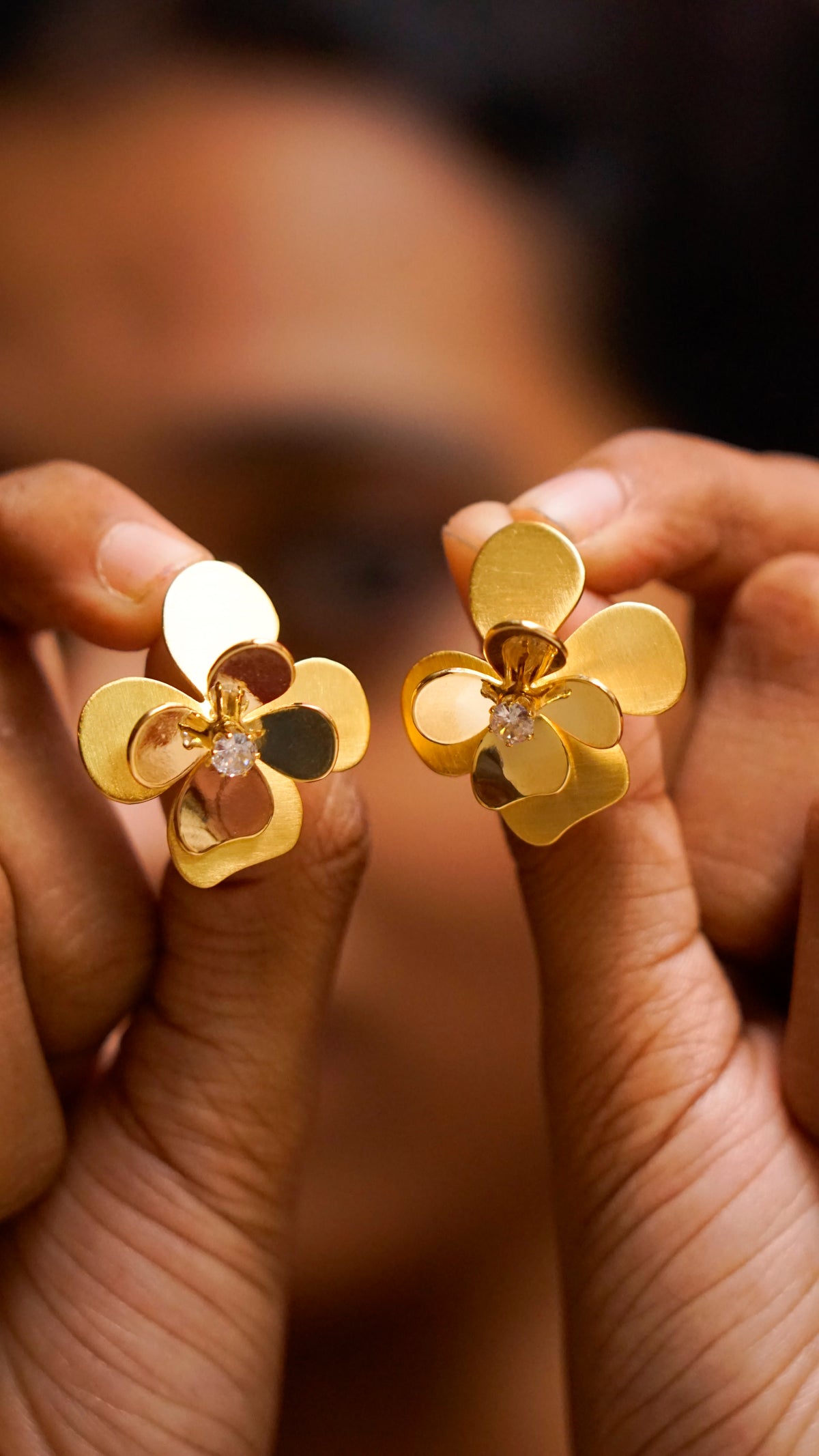 Gold-Tone Floral Stud Earrings [J92]