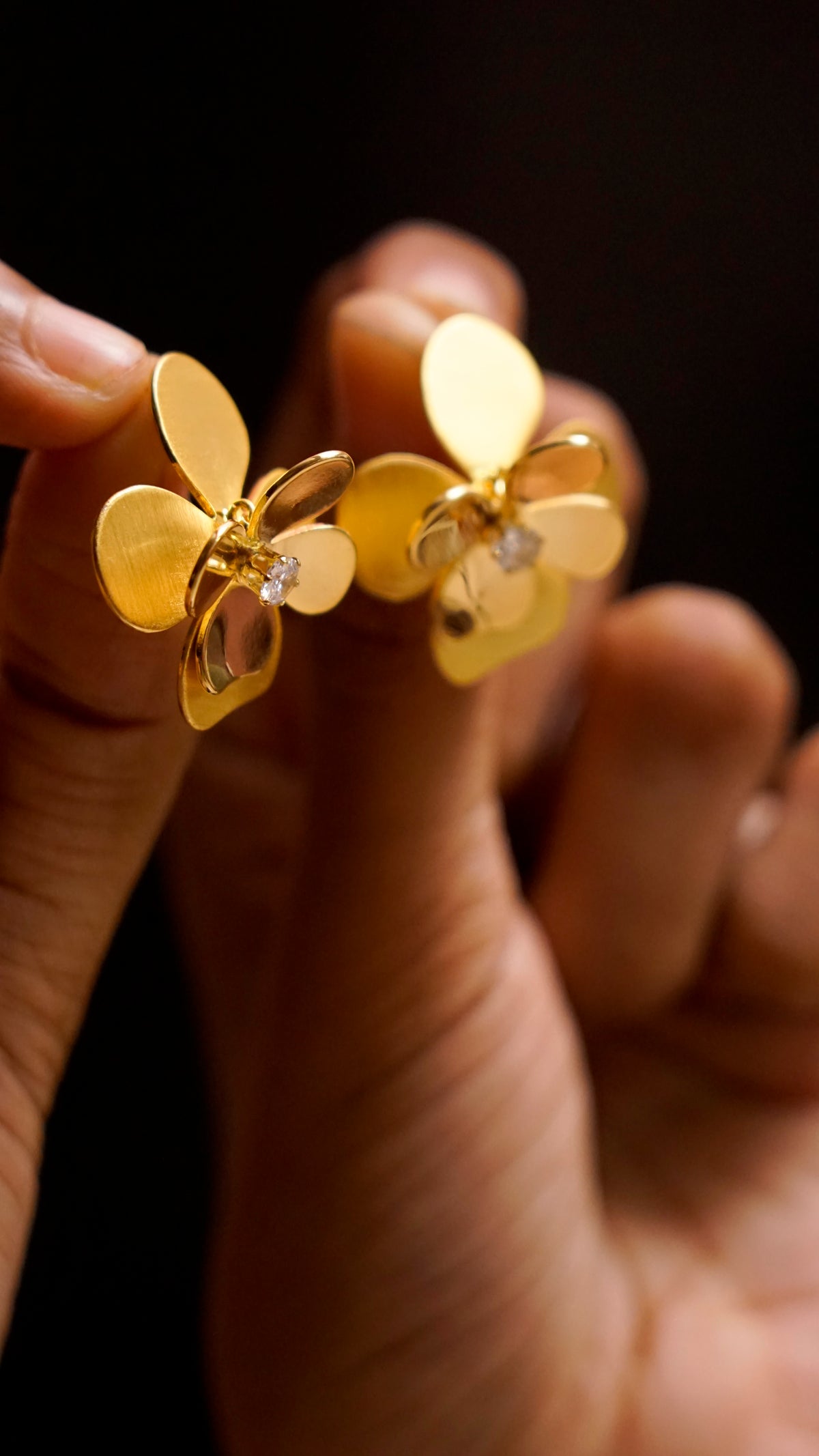 Gold-Tone Floral Stud Earrings [J92]