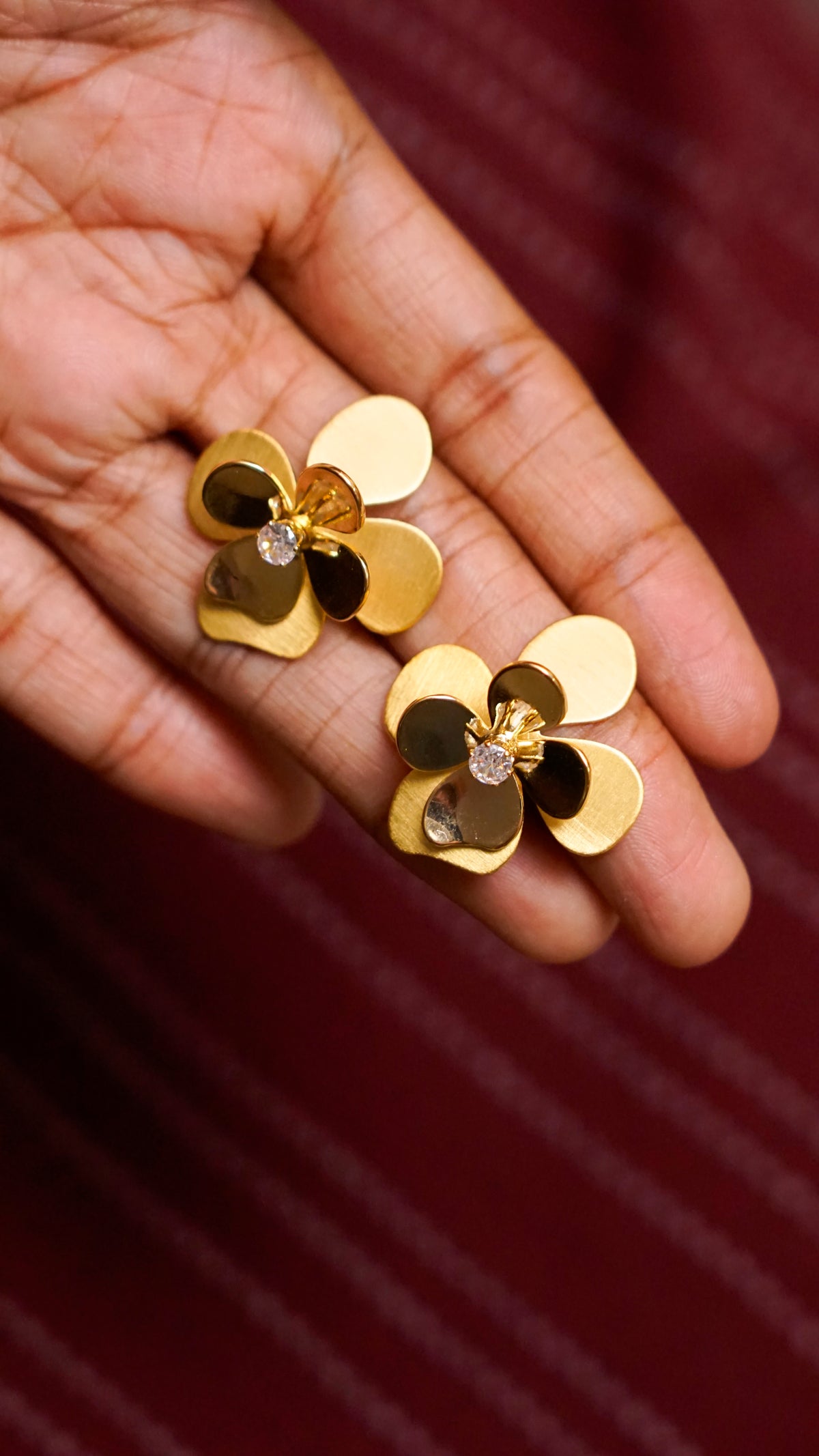 Gold-Tone Floral Stud Earrings [J92]