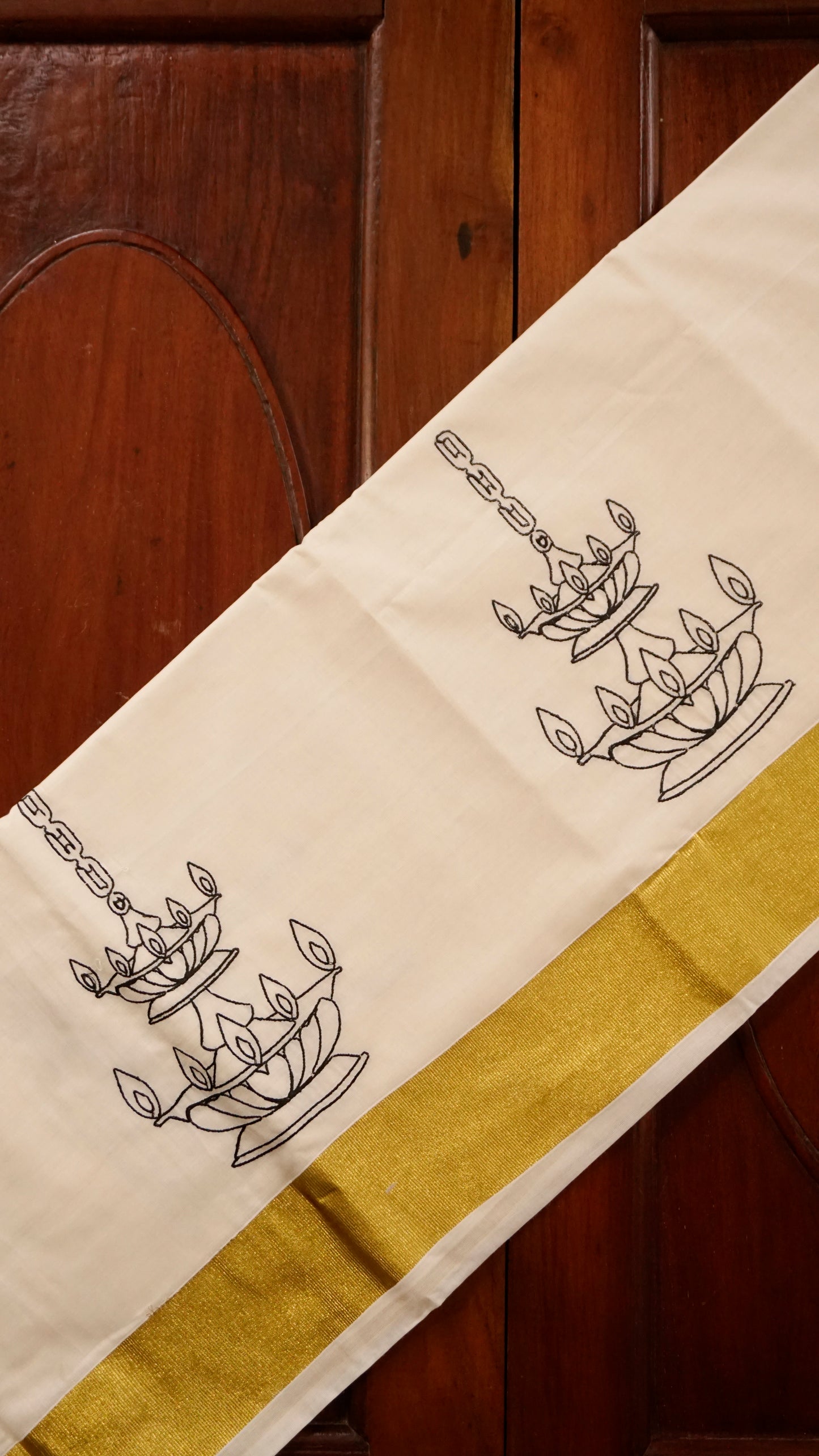 Elegant Kerala Kasavu Saree with Traditional Nilavilakku Motif [MC68]