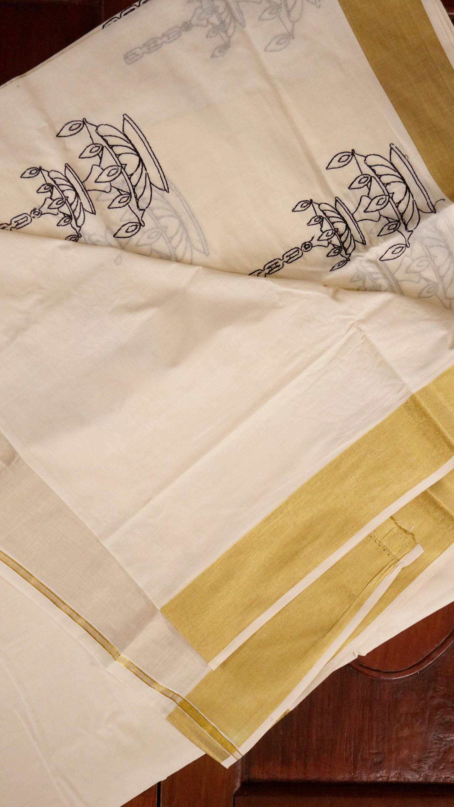 Elegant Kerala Kasavu Saree with Traditional Nilavilakku Motif [MC68]