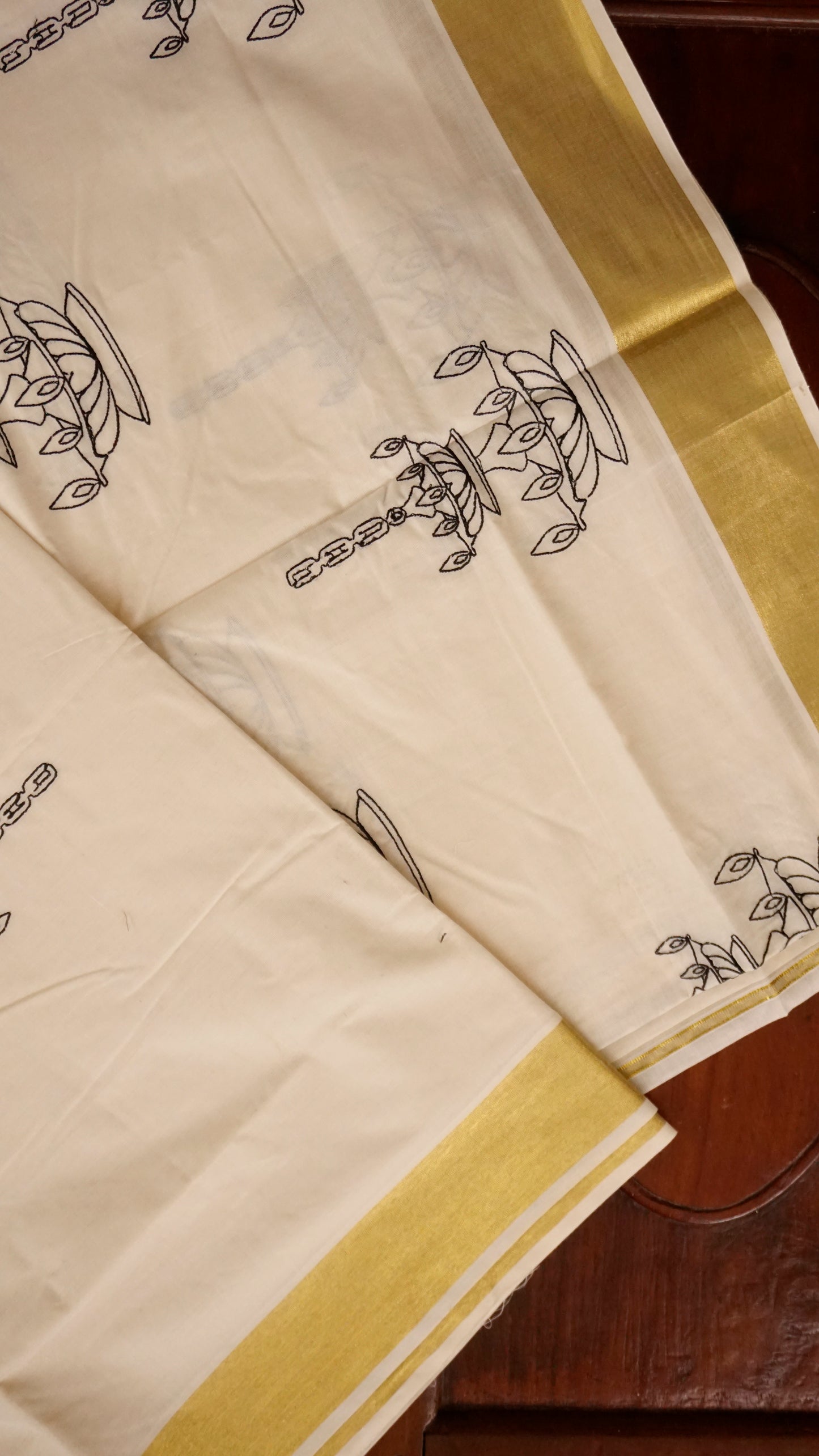 Elegant Kerala Kasavu Saree with Traditional Nilavilakku Motif [MC68]