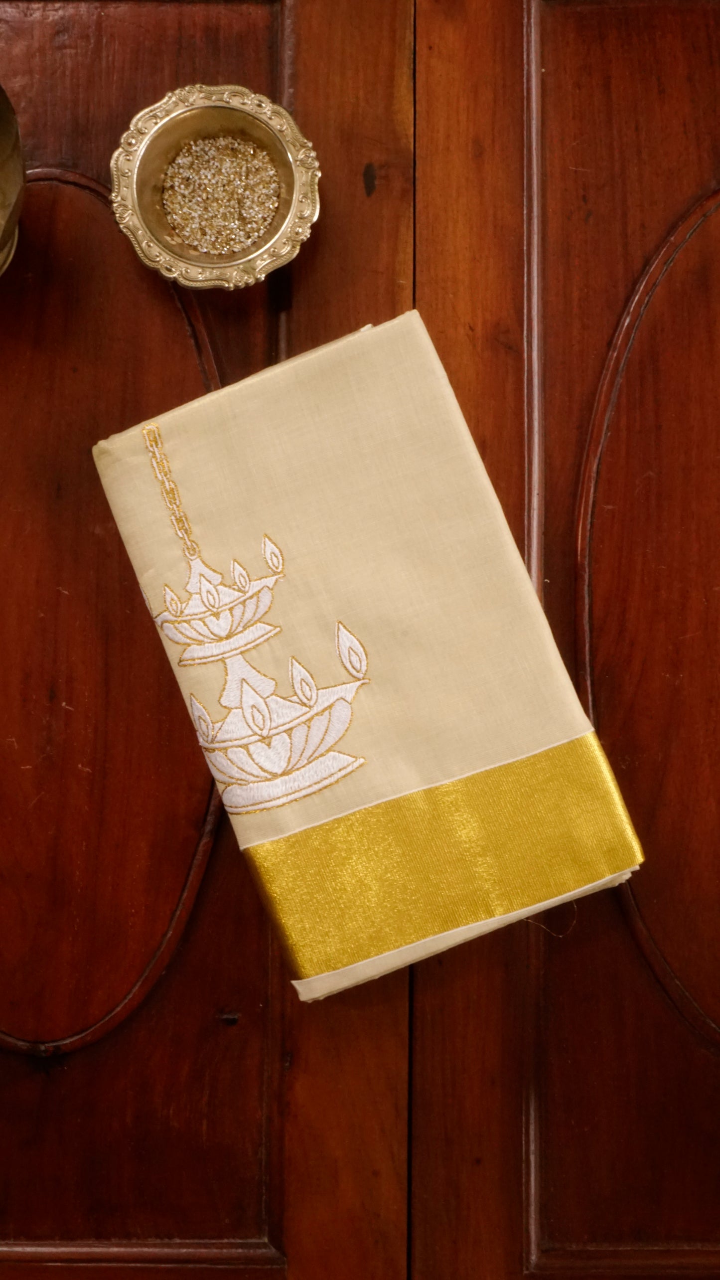 Elegant Kerala Kasavu Saree with Traditional Nilavilakku Motif [MC87]