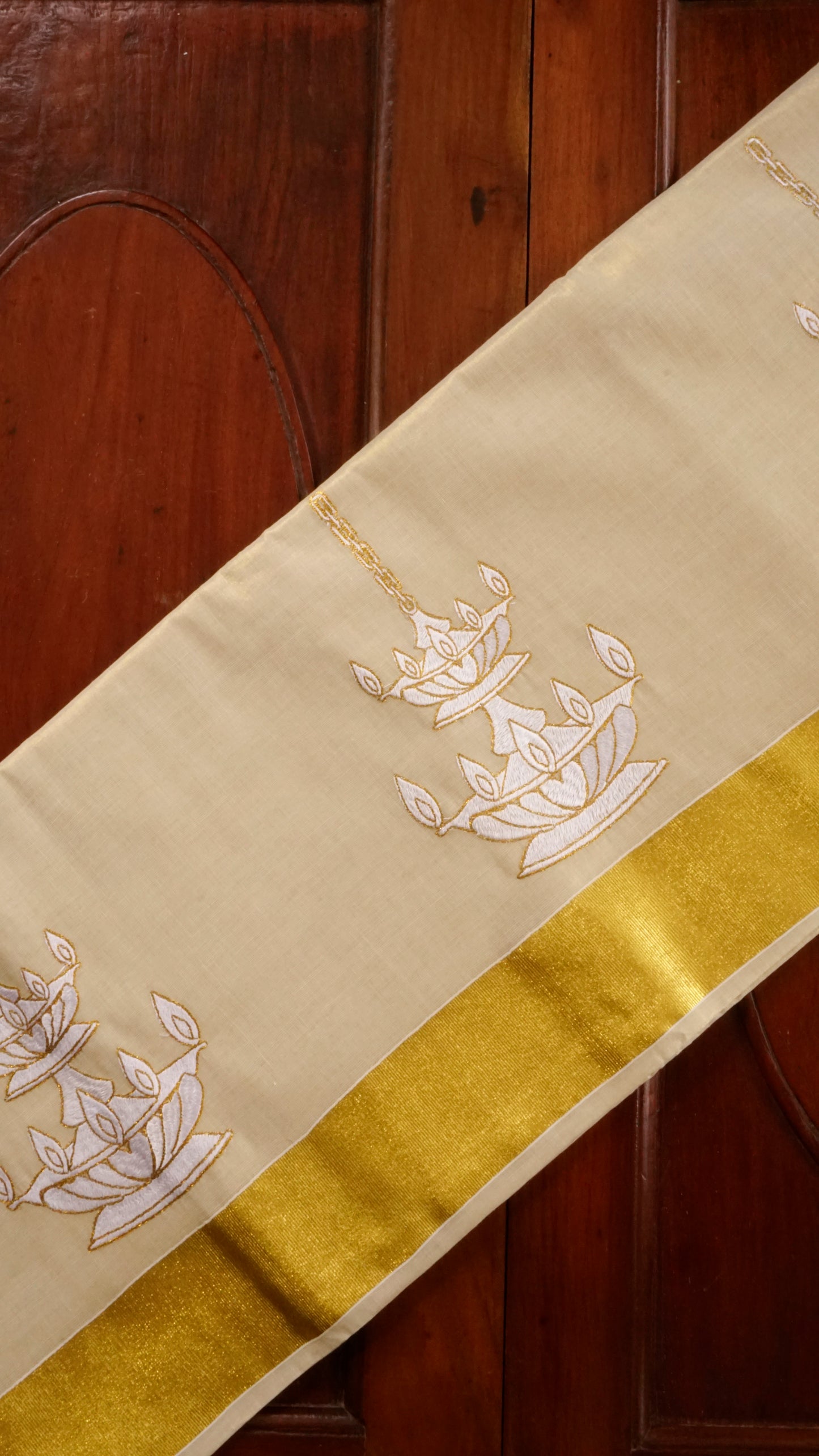 Elegant Kerala Kasavu Saree with Traditional Nilavilakku Motif [MC87]