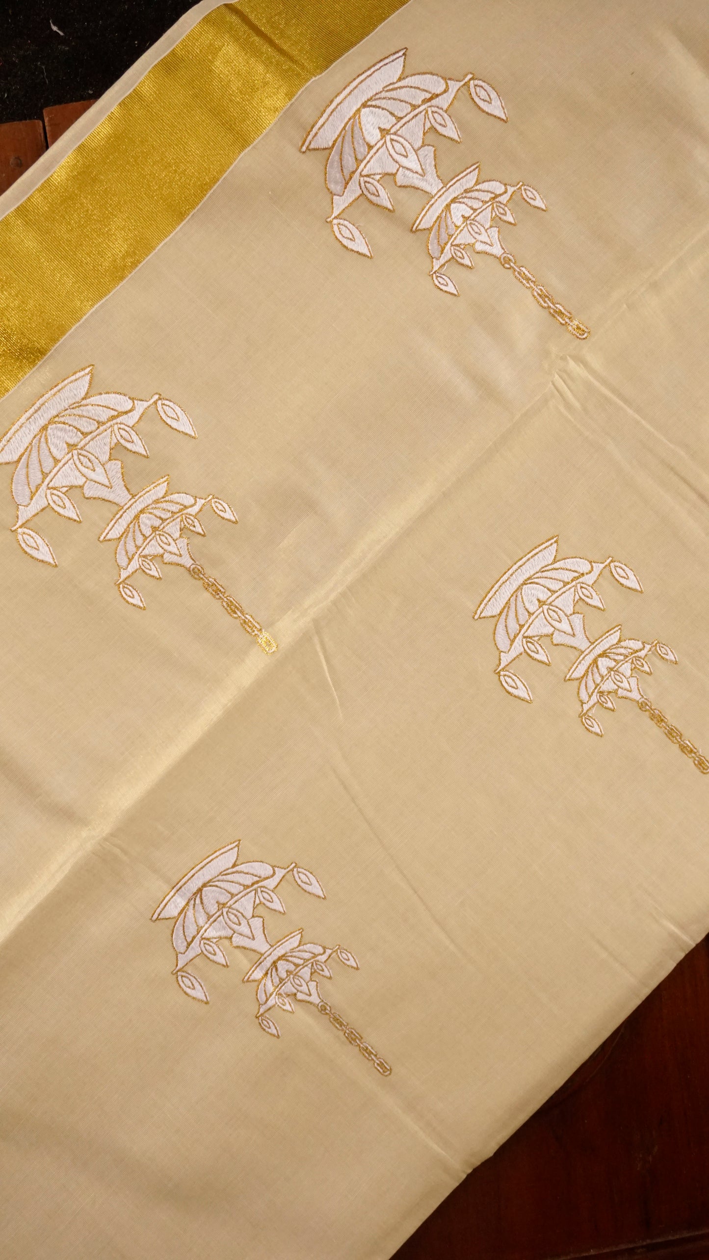 Elegant Kerala Kasavu Saree with Traditional Nilavilakku Motif [MC87]