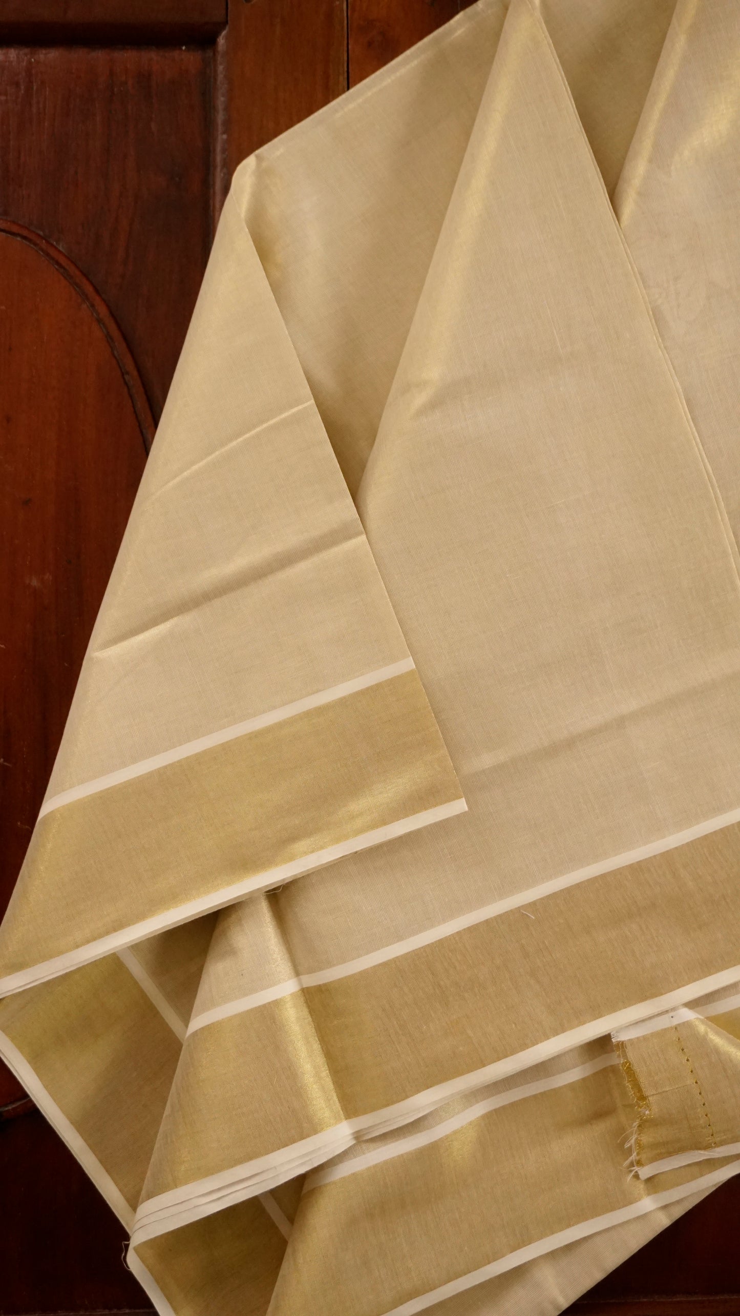 Elegant Kerala Kasavu Saree with Traditional Nilavilakku Motif [MC87]