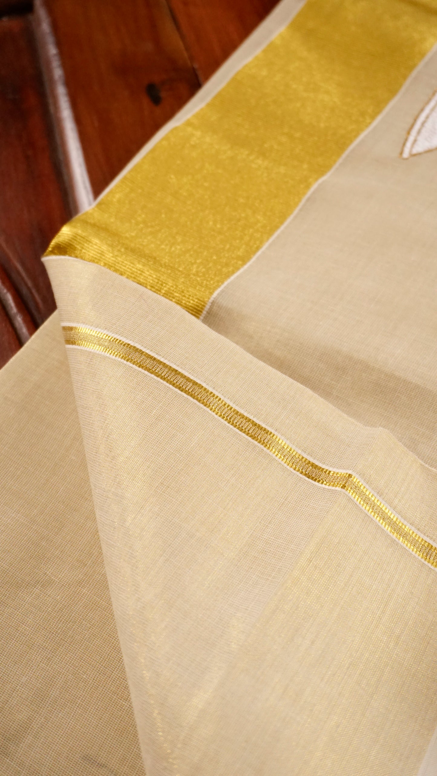 Elegant Kerala Kasavu Saree with Traditional Nilavilakku Motif [MC87]