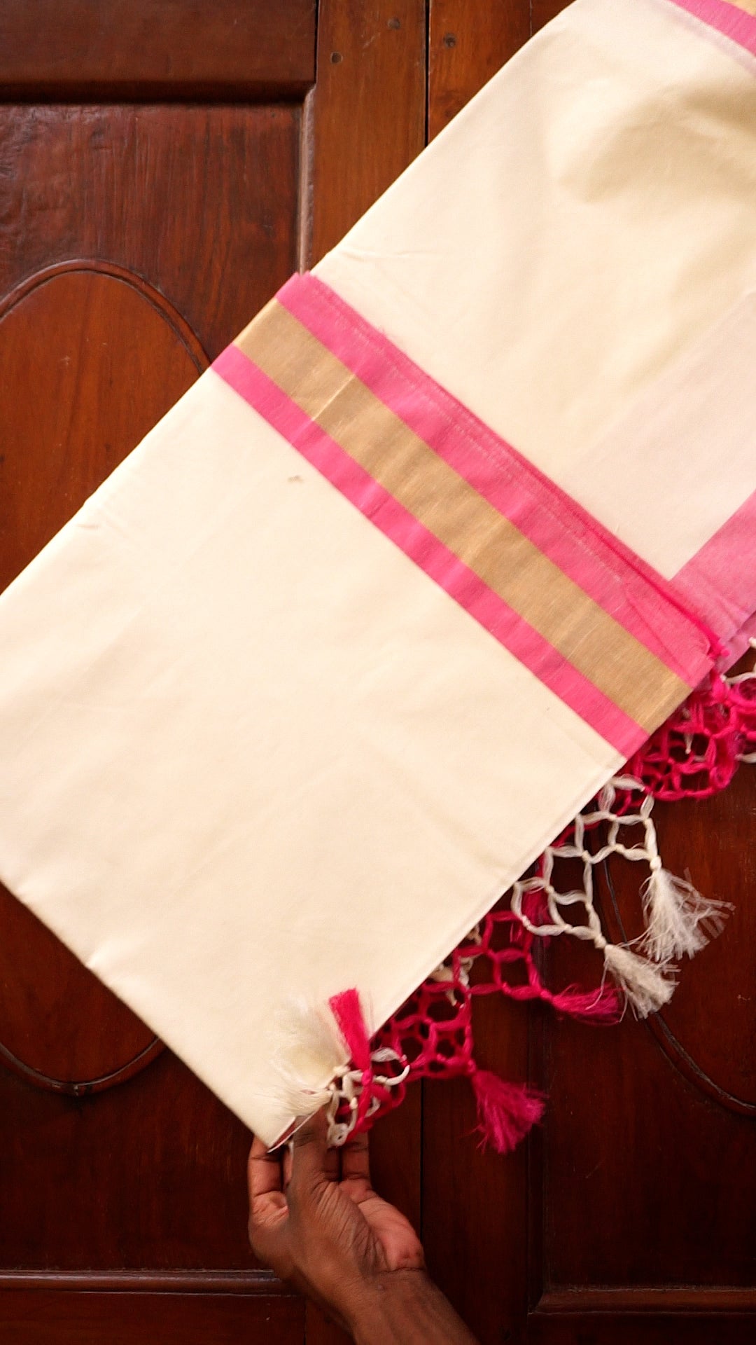 Elegant Kerala Kasavu Saree with Pink Border [SR101]