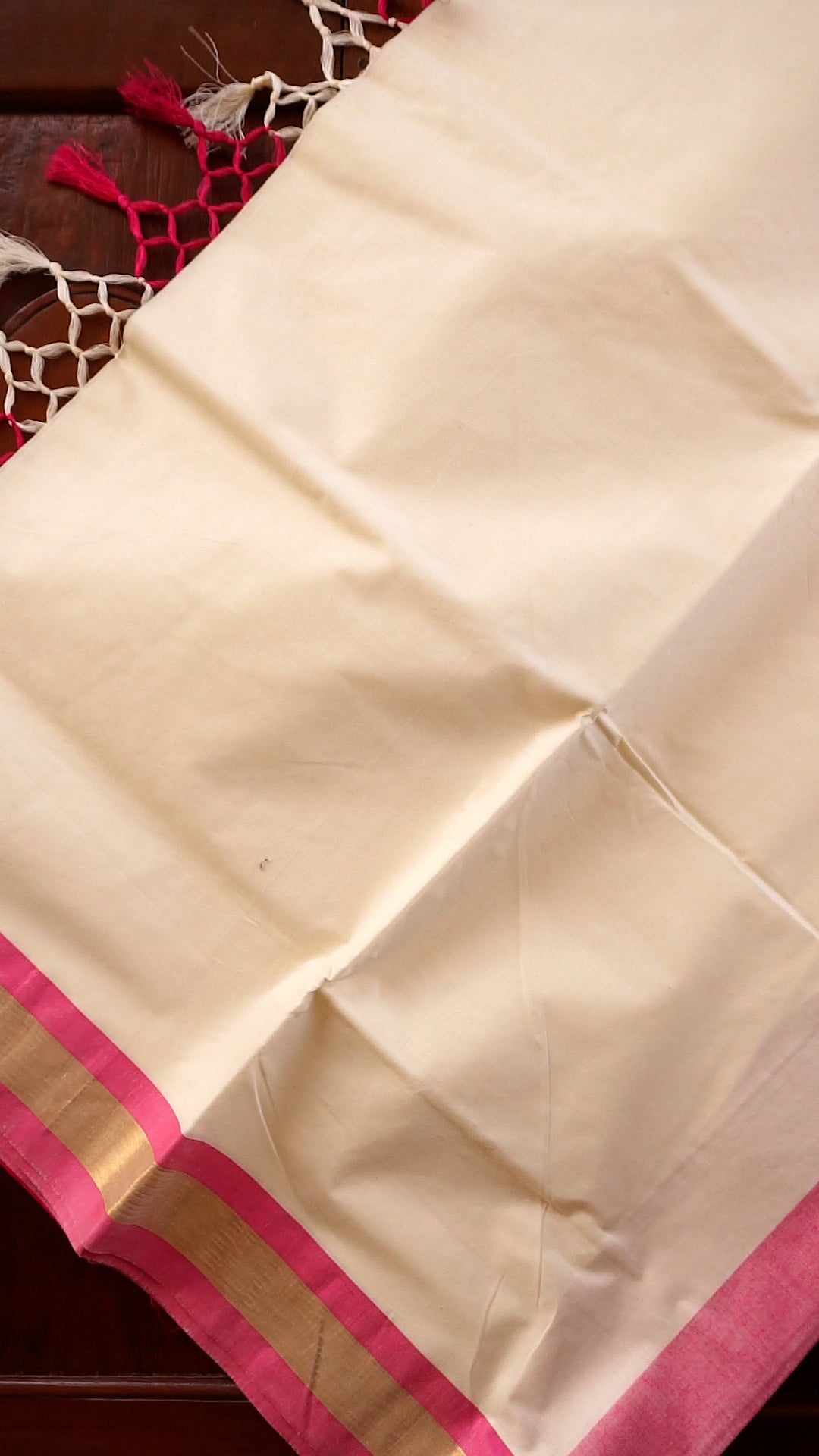 Elegant Kerala Kasavu Saree with Pink Border [SR101]