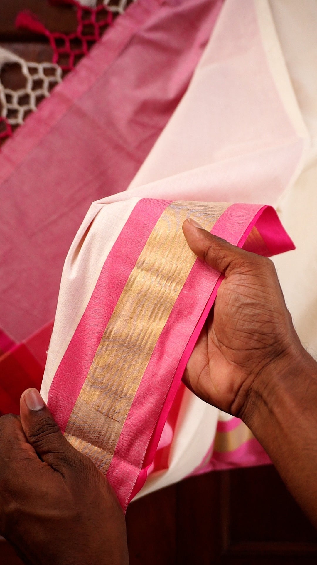 Elegant Kerala Kasavu Saree with Pink Border [SR101]