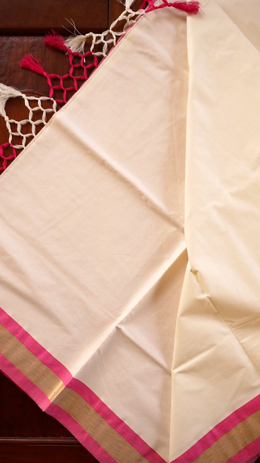 Elegant Kerala Kasavu Saree with Pink Border [SR101]