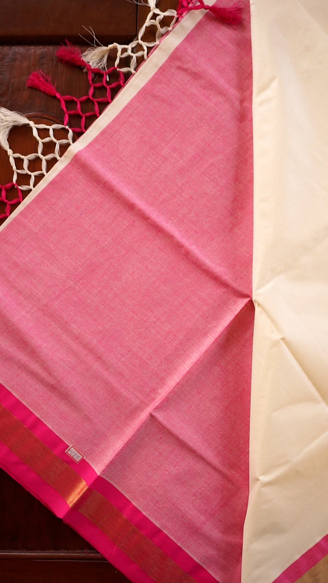 Elegant Kerala Kasavu Saree with Pink Border [SR101]