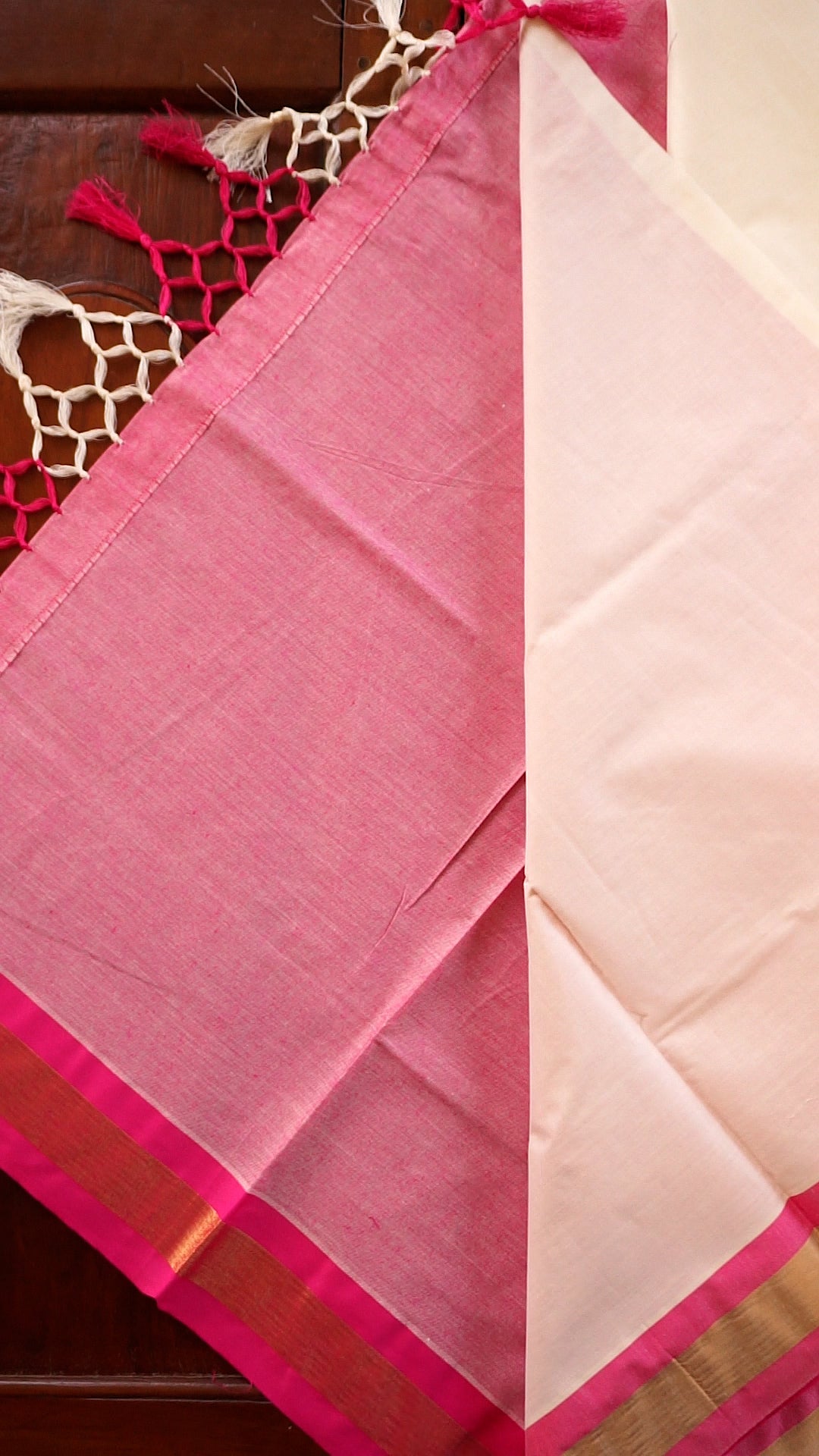 Elegant Kerala Kasavu Saree with Pink Border [SR101]