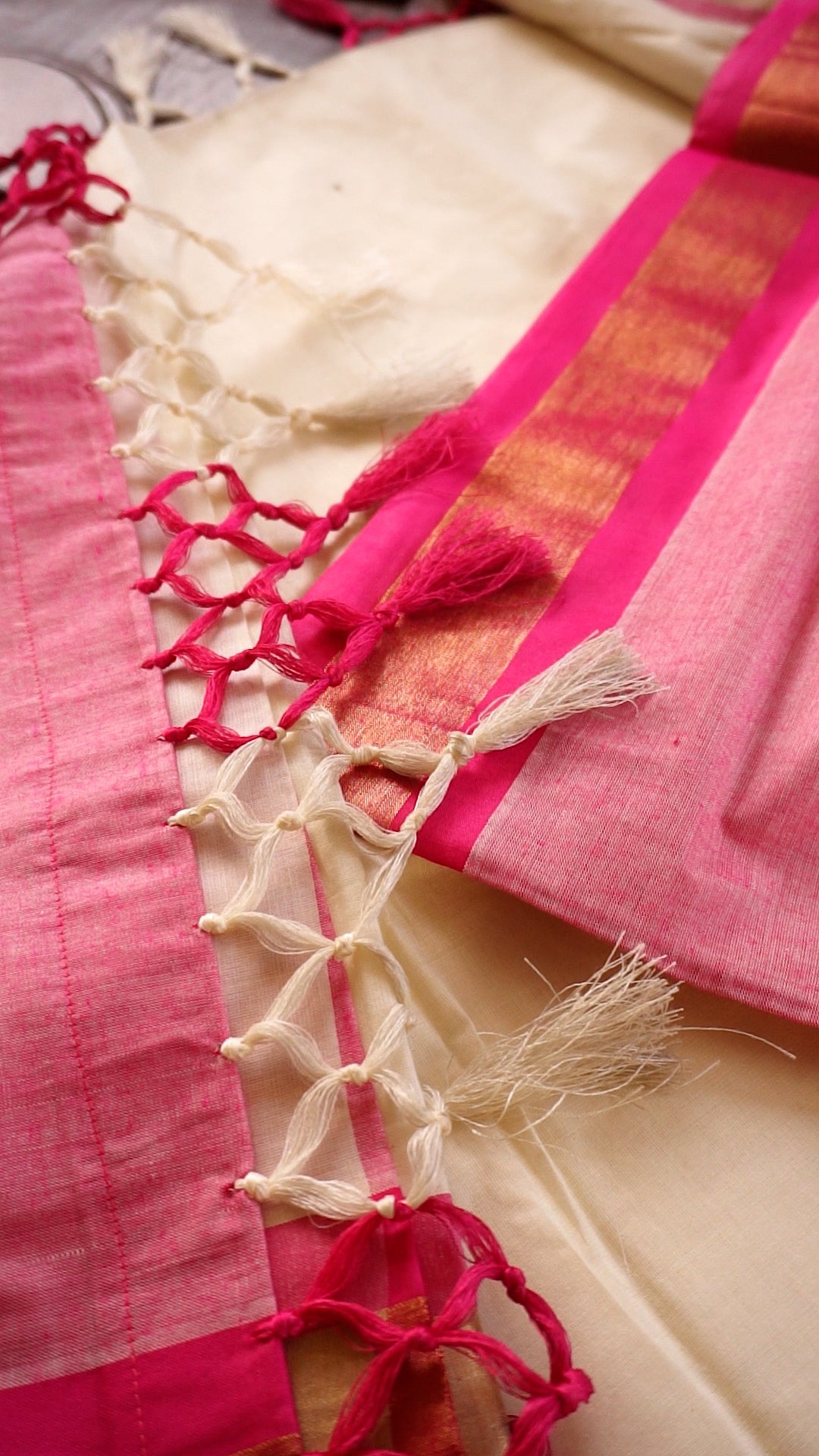 Elegant Kerala Kasavu Saree with Pink Border [SR101]