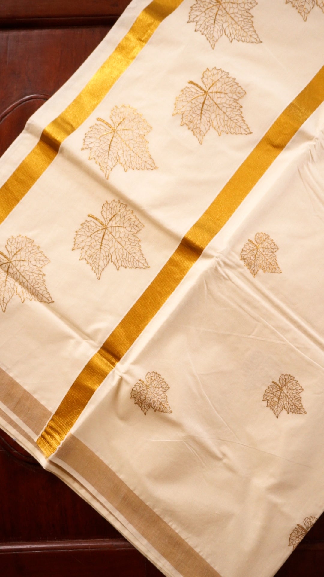 Elegant Kerala Kasavu Saree with Leaf Motif Design[KS23]