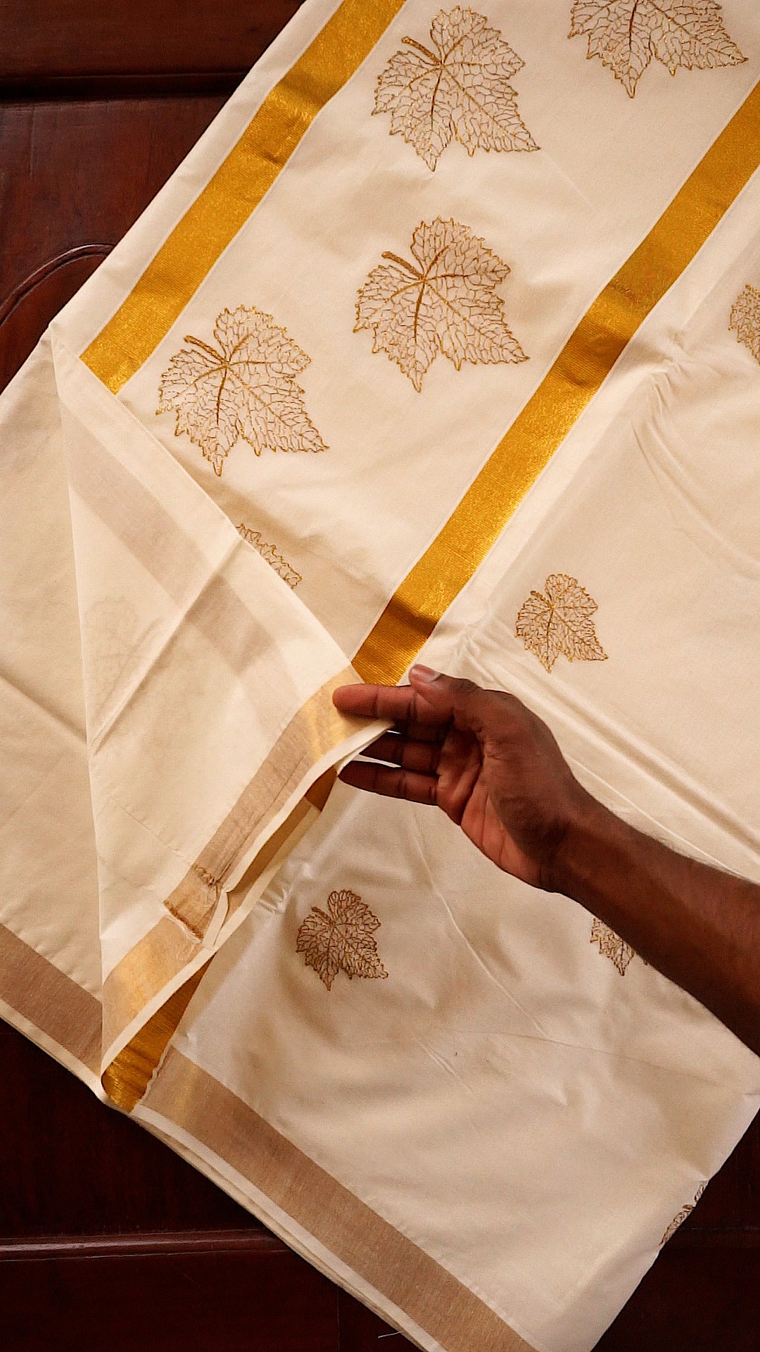 Elegant Kerala Kasavu Saree with Leaf Motif Design[KS23]