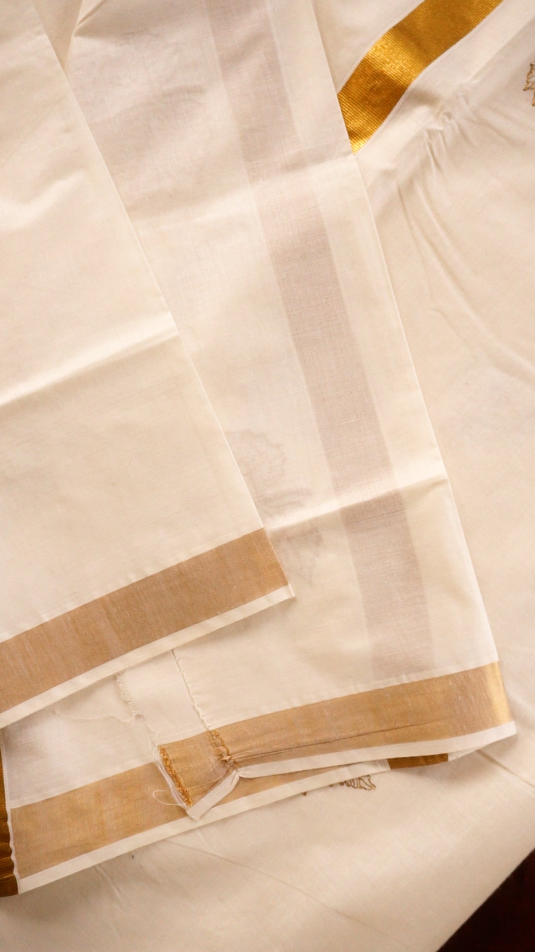 Elegant Kerala Kasavu Saree with Leaf Motif Design[KS23]