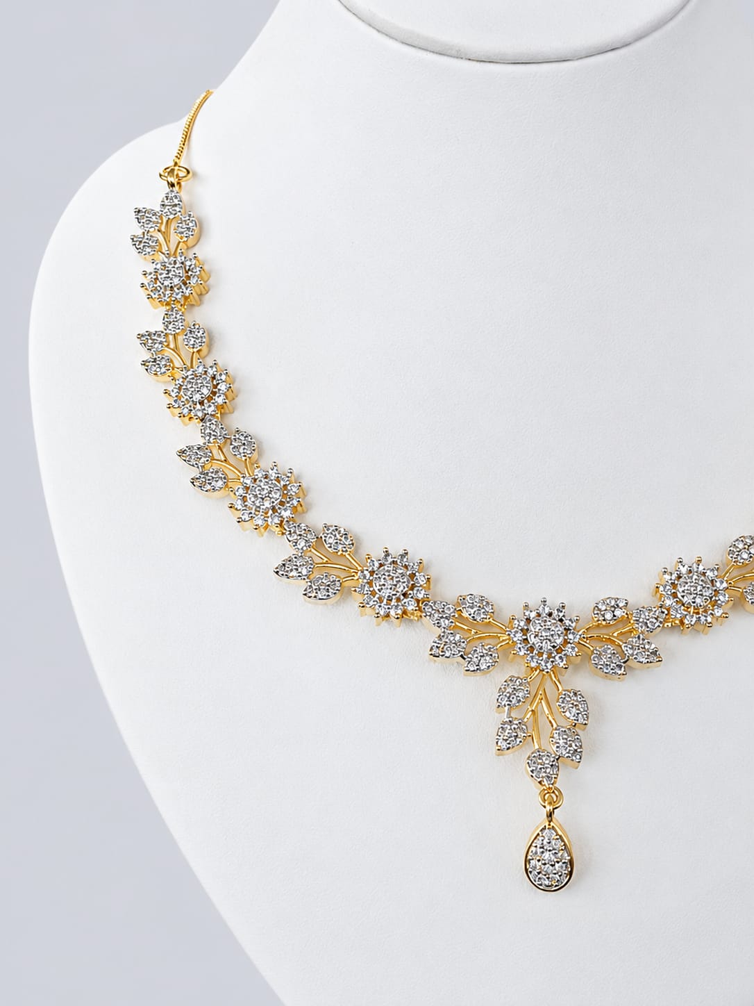 Elegant Golden Floral Necklace – A Touch of Timeless Elegance [J34]